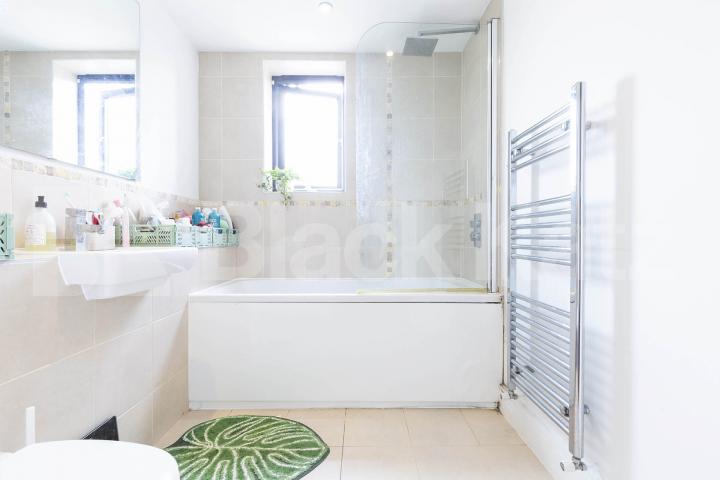 Modern & stylish 2 bedroom property located close to a Piccadilly Line Dunbar Road, Wood Green 